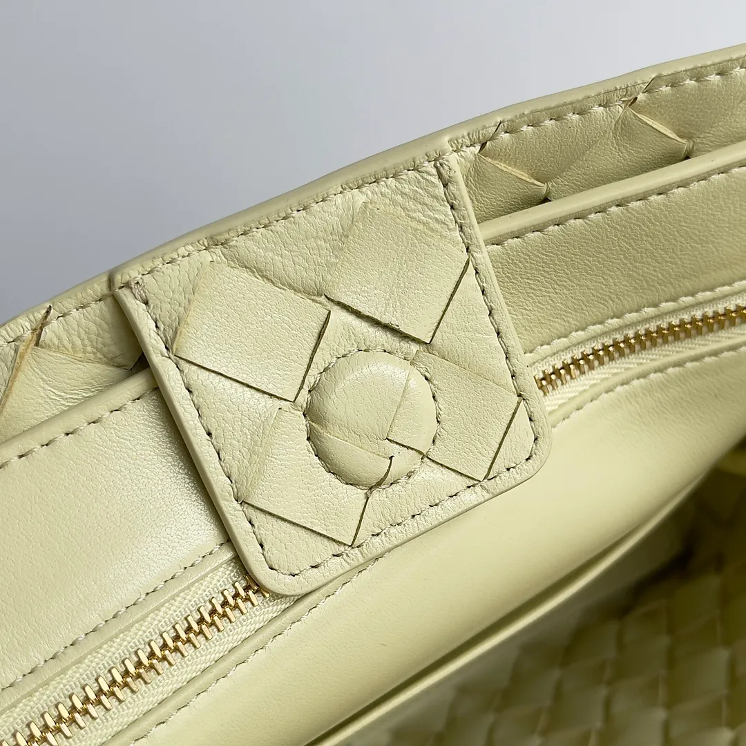 The 2023 new Andiamo batch of 1860 BV has been shipped‼ ️Really popular🔥The new Andiamo woven handbag launched by Bottega Veneta this season is really popular all over the world! ! Celebrities at home and abroad have worn it, and Oscar-winning actress Michelle Yeoh has taken it out on the street. Song Jia, Trai Yara, Yu Feihong, Sanji Ayaka, Rosie Hunting-Whiteley, Yoshioka Riho, etc. have all picked up this bag. It is classic and versatile, showing off its temperament, and the bag capacity is also large, which is very convenient for daily commuting! ! A variety of carrying methods, the shoulder straps can be adjusted by yourself, the original lambskin feels soft and delicate, and the neutral style is made to break gender boundaries and bring a more practical and longer-lasting use experience. Andiamo, which has both elegant and casual styles, perfectly interprets the true appearance of "fashionable old money style". Style number: 743568 Size: 25*22*10.5cm